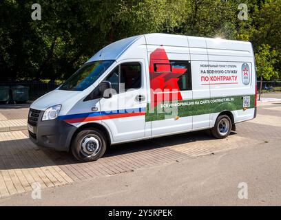 Woronesch, Russland - 03. September 2023: Mobiler Auswahlpunkt für Militärdienst unter Vertrag auf Basis eines Minibusses Stockfoto