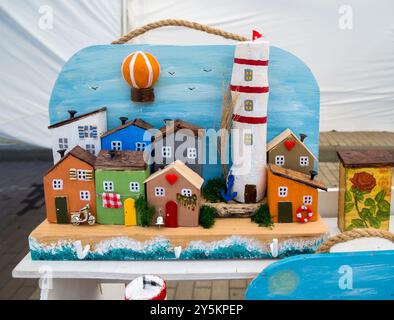 Woronesch, Russland - 03. September 2023: Innenhäuser in Form von Miniaturen aus bemalten Holzstücken Stockfoto