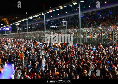 Singapur, Singapur. September 2024. Zuschauer, Fans beim Formel 1 Grand Prix 2024, 18. Runde der Formel 1 Weltmeisterschaft 2024 vom 20. Bis 22. September 2024 auf dem Marina Bay Circuit in Singapur, Singapur - Foto DPPI Credit: DPPI Media/Alamy Live News Stockfoto