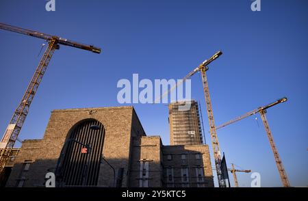 Alter Bonatzbau Bahnhof, Kräne, Zueblin Baukrane, Baustelle, Stuttgart 21 unterirdisches Eisenbahnprojekt, Hauptbahnhof, Logo, DB, Deuts Stockfoto