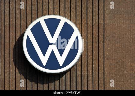 Großes VW-Logo auf dem alten Blockheizkraftwerk, Volkswagenwerk Wolfsburg, Hauptwerk der Volkswagen AG, Wolfsburg, Niedersachsen, Deutschland, Europa Stockfoto