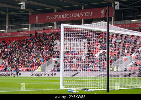 St Helens, Großbritannien. Sonntag, 22. September 2024, Barclays Women’s Super League: Liverpool gegen Leicester City im St. Helens Stadium. Allgemeine Ansicht der Lverpool-Fans mit dem Tor. James Giblin/Alamy Live News. Stockfoto