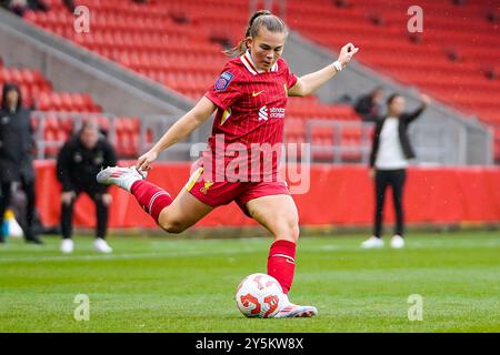 St Helens, Großbritannien. Sonntag, 22. September 2024, Barclays Women’s Super League: Liverpool gegen Leicester City im St. Helens Stadium. Lucy Parry überquert den Ball. James Giblin/Alamy Live News. Stockfoto