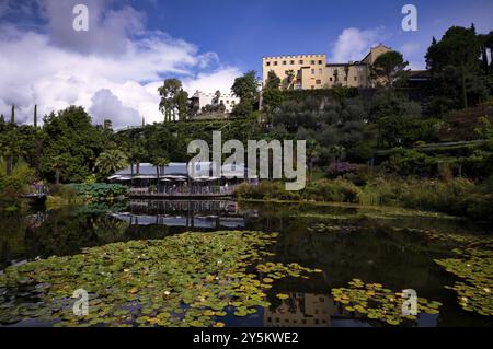 Seerosenteich, Palmencafé, Gärten, Schloss Trauttmansdorff, botanischer Garten, Meran, Meran, Südtirol, Autonome Provinz Bozen, Italien, EUR Stockfoto