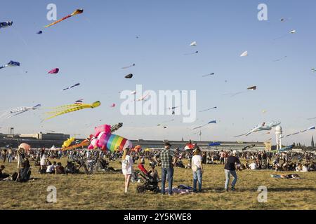 Besucher vor verschiedenen Drachen vor dem Berliner Fernsehturm und dem Turm beim Kite-Festival auf dem Tempelhofer Feld in Berlin am 21. September 20 Stockfoto