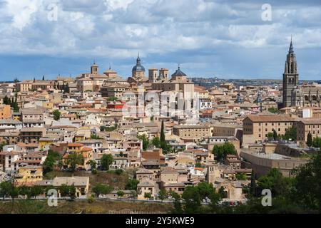 Blick auf die Stadt Toledo mit historischen Gebäuden und einer Kathedrale unter einem bewölkten Himmel, auf der rechten Seite der Kathedrale, der Kathedrale St. Maria, der Catedral de San Stockfoto