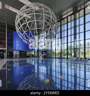 Eingangshalle mit Gitterkugel, Autostadt, Volkswagen AG, Wolfsburg, Niedersachsen, Deutschland, Europa Stockfoto