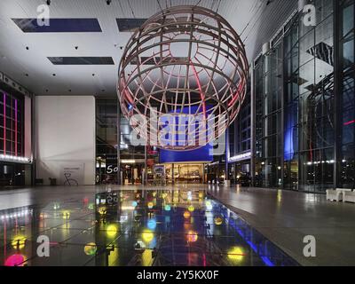 Eingangshalle mit Gitterkugel am Abend, Autostadt, Volkswagen AG, Wolfsburg, Niedersachsen, Deutschland, Europa Stockfoto