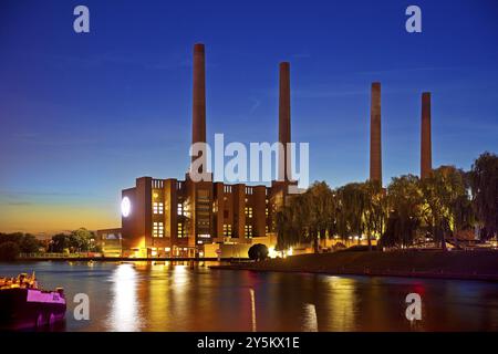 Wolfsburg NordSued KWK-Anlage am Abend mit Mittellandkanal, Hauptwerk der Volkswagen AG, Niedersachsen, Deutschland, Europa Stockfoto