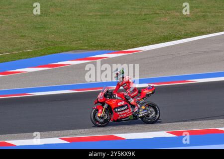 Misano Adriatico, Italien - 22. September 2024: Enea Bastianini feiert nach dem Sieg des Emilia Romagna GP in Italien Stockfoto