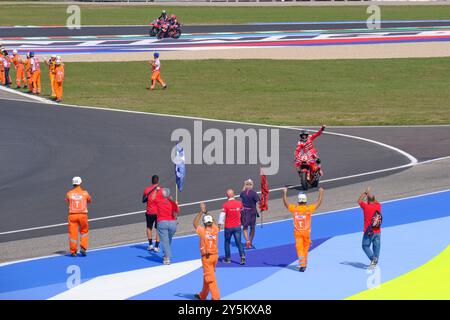 Misano Adriatico, Italien - 22. September 2024: Enea Bastianini feiert nach dem Sieg des Emilia Romagna GP in Italien Stockfoto