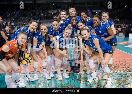 Mit Pokal und Medaillen, Jubel beim MTV Stuttgart nach Sieg / GER, Allianz MTV Stuttgart vs. SSC Palmberg Schwerin, Sparda-Bank Supercup 2024, VBL, Spielzeit 2024/2025, 22.09.2024 Foto: Eibner/Sandy Dinkelacker Stockfoto