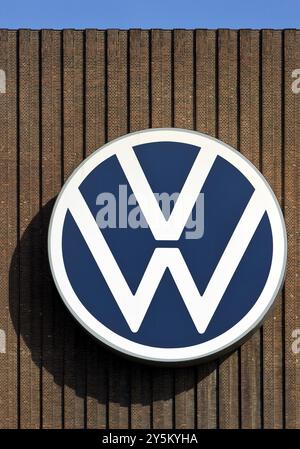 Großes VW-Logo auf dem alten Blockheizkraftwerk, Volkswagenwerk Wolfsburg, Hauptwerk der Volkswagen AG, Wolfsburg, Niedersachsen, Deutschland, Europa Stockfoto