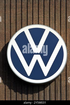 Großes VW-Logo auf dem alten Blockheizkraftwerk, Volkswagenwerk Wolfsburg, Hauptwerk der Volkswagen AG, Wolfsburg, Niedersachsen, Deutschland, Europa Stockfoto