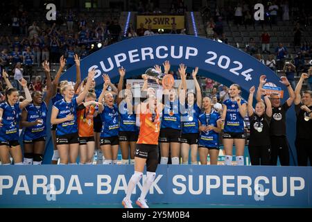 Roosa Koskelo (Allianz MTV Stuttgart, #01) mit Pokal, Jubel, Freude vor Team, Mannschaft / DE, Allianz MTV Stuttgart vs. SSC Palmberg Schwerin, Sparda-Bank Supercup 2024, VBL, Spielzeit 2024/2025, 22.09.2024 Foto: Eibner/Sandy Dinkelacker Stockfoto