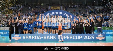 Roosa Koskelo (Allianz MTV Stuttgart, #01) mit Pokal, Jubel, Freude vor Team, Mannschaft / DE, Allianz MTV Stuttgart vs. SSC Palmberg Schwerin, Sparda-Bank Supercup 2024, VBL, Spielzeit 2024/2025, 22.09.2024 Foto: Eibner/Sandy Dinkelacker Stockfoto