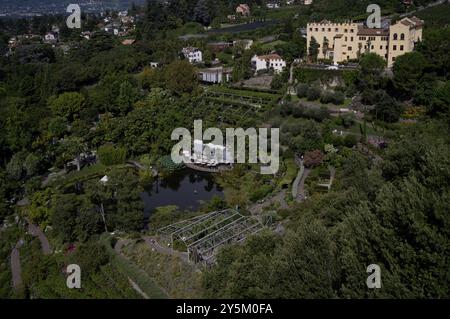 Seerosenteich, Palmencafé, Gärten, Schloss Trauttmansdorff, botanischer Garten, Meran, Meran, Südtirol, Autonome Provinz Bozen, Italien, EUR Stockfoto