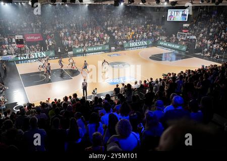 Hamburg, Deutschland. September 2024. Symbolbild, Themenfoto, Symbol, volle Halle beim Auftaktspiel, GER, Veolia Towers Hamburg vs Alba Berlin, Basketball, Bundesliga, Spieltag 1, Saison 2024/2025, 22.09.2024 Foto: Eibner-Pressefoto/Max Vincen Credit: dpa/Alamy Live News Stockfoto