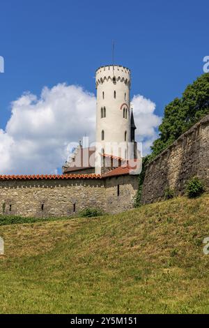 Panoramablick auf Schloss Lichtenstein in Deutschland Stockfoto