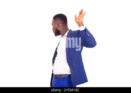 Porträt eines gutaussehenden, verärgerten jungen Geschäftsmannes, der einen stilvollen Anzug trägt, während er die Hand hebt und den Kopf dreht. Stockfoto