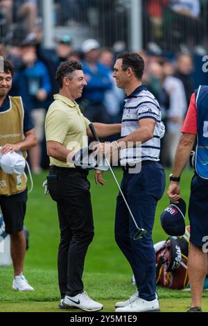 Billy Horschel aus den USA (rechts) wird von Rory McIlroy aus Nordirland (links) nach seinem Sieg im zweiten Play off Hole in Runde 4 der BMW PGA Championship im Wentworth Golf Club, Virginia Water, England am 22. September 2024 gratuliert. Foto: Grant Winter. Nur redaktionelle Verwendung, Lizenz für kommerzielle Nutzung erforderlich. Keine Verwendung bei Wetten, Spielen oder Publikationen eines einzelnen Clubs/einer Liga/eines Spielers. Quelle: UK Sports Pics Ltd/Alamy Live News Stockfoto