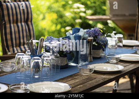 Tischdekoration auf Terrassentisch Stockfoto