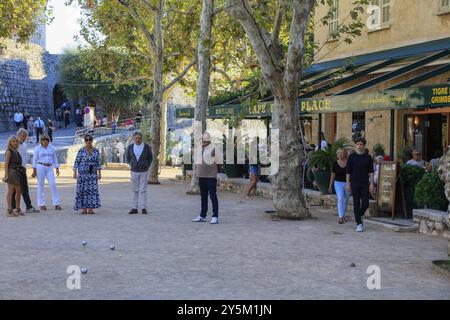 Boules Court und Cafe de la Place, Saint-Paul-de-Vence, Departement Alpes Maritimes, Region Provence Alpes Cote d'Azur, Frankreich, Mittelmeer, EUR Stockfoto