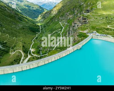 Damm des Moiry Sees, Lac de Moiry, türkisfarbenes Gletscherwasser, Parkplatz und Restaurant am Damm, Blick aus der Vogelperspektive, Wallis, Schweiz Stockfoto