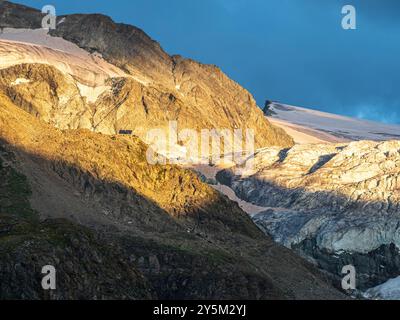 Berghütte Cabane de Moiry bei Sonnenuntergang, Moiry Gletscher, Wallis, Schweiz. Stockfoto