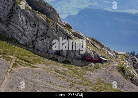 Pilatusbahn am Eingang zur Bergstation Pilatus Kulm in der Schweiz. Die Pilatusbahn ist die steilste Zahnradbahn der Welt Stockfoto