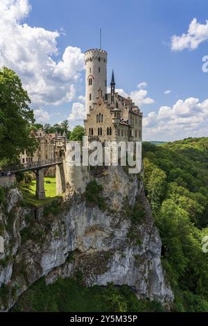 Panoramablick auf Schloss Lichtenstein in Deutschland Stockfoto