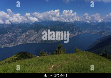 Panoramablick vom Monte Baldo auf die Altstadt von Riva del Garda, Torbole, Limone Sul Garda und den Gardasee in Italien Stockfoto