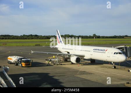 Air France Airbus A321 und Shell Tanker am Flughafen Aeroport Brest Bretagne, Département Finistere, Region Bretagne Breizh, Frankreich, Europa Stockfoto