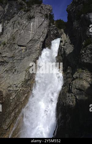 Simms Wasserfall bei Holzgau im Hoehenbachtal im Naturpark Lechtal, Österreich, Tirol, Simms Wasserfall im Naturpark Lechtal, Österreich, Ty Stockfoto