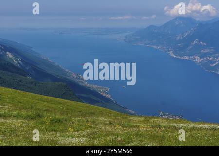 Panoramablick vom Monte Baldo auf dem Gardasee in Italien Stockfoto