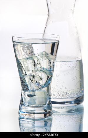 Glas Wasser auf weißem Hintergrund mit Eiswürfeln Stockfoto