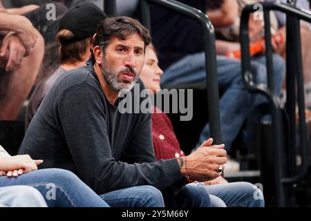 Hamburg, Deutschland. September 2024. DBB Bundestrainer Alex Mumbru schaut gespannt zu, GER, Veolia Towers Hamburg vs Alba Berlin, Basketball, Bundesliga, Spieltag 1, Saison 2024/2025, 22.09.2024 Foto: Eibner-Pressefoto/Max Vincen Credit: dpa/Alamy Live News Stockfoto