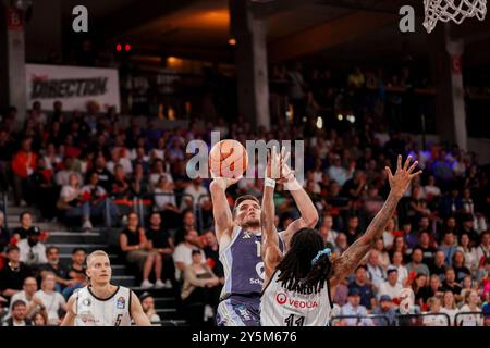 Hamburg, Deutschland. September 2024. Martin Hermannsson (Alba Berlin, #15) beim Wurf, GER, Veolia Towers Hamburg vs Alba Berlin, Basketball, Bundesliga, Spieltag 1, Saison 2024/2025, 22.09.2024 Foto: Eibner-Pressefoto/Max Vincen Credit: dpa/Alamy Live News Stockfoto