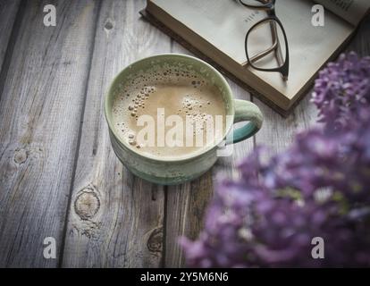 Kaffee und Lesen Stockfoto