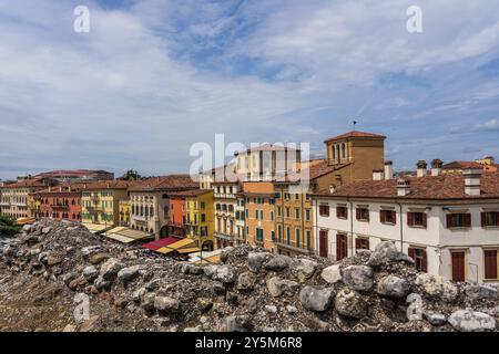 Panoramablick von der Arena auf die Altstadt von Verona in Italien Stockfoto