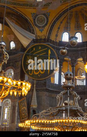 Islamisches vertikales Foto. Der Name von Allah Text in der Hagia Sophia Moschee. Ramadan-Konzeptbild. Istanbul Türkei - 7.3.2024 Stockfoto