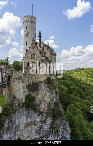 Panoramablick auf Schloss Lichtenstein in Deutschland Stockfoto