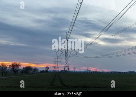 Freileitungsstrecke für die Energieübertragung Stockfoto