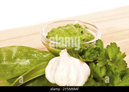 Wildes Knoblauchpesto mit Petersilie in einer Glasschale Stockfoto