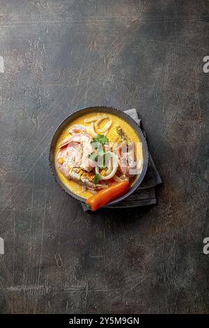 Peruanische Meeresfrüchtesuppe Chupe de Camarones in grau Schüssel, Ansicht von oben Stockfoto