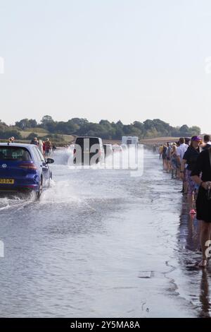 Der Strood ist die einzige Straße zur Insel Mersea in Essex und Überschwemmungen während der Frühlingszeiten, wie hier gezeigt. Stockfoto