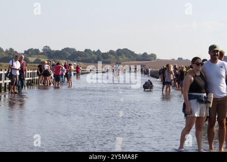 Der Strood ist die einzige Straße zur Insel Mersea in Essex und Überschwemmungen während der Frühlingszeiten, wie hier gezeigt. Stockfoto