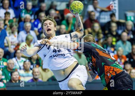 Magdeburg, Deutschland. September 2024. Handball: Bundesliga, SC Magdeburg - THW Kiel, Spieltag 3, GETEC Arena. Emil Madsen vom THW Kiel wirft den Ball gegen Magdeburgs Manuel Zehnder (r) ins Tor. Darlegung: Andreas Gora/dpa/Alamy Live News Stockfoto