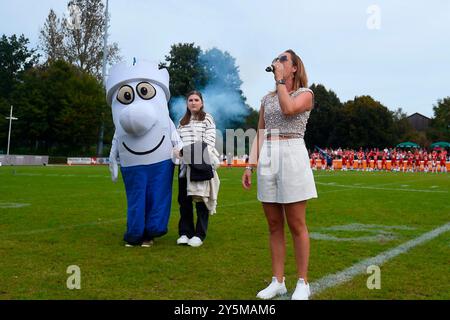 Weingarten, Deutschland. September 2024. Nationalhymne durch Judith Mutschler GER, ifm Ravensburg Razorbacks vs New Yorker Lions Braunschweig, American Football, GFL, Saison 2024, Playoffs, Viertelfinale, 22.09.2024, Eibner-Pressefoto/Florian Wolf Credit: dpa/Alamy Live News Stockfoto