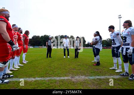 Weingarten, Deutschland. September 2024. Cointoss durch Steffen Fischer, GF Personal IFM GER, ifm Ravensburg Razorbacks vs New Yorker Lions Braunschweig, American Football, GFL, Saison 2024, Playoffs, Viertelfinale, 22.09.2024, Eibner-Pressefoto/Florian Wolf Credit: dpa/Alamy Live News Stockfoto